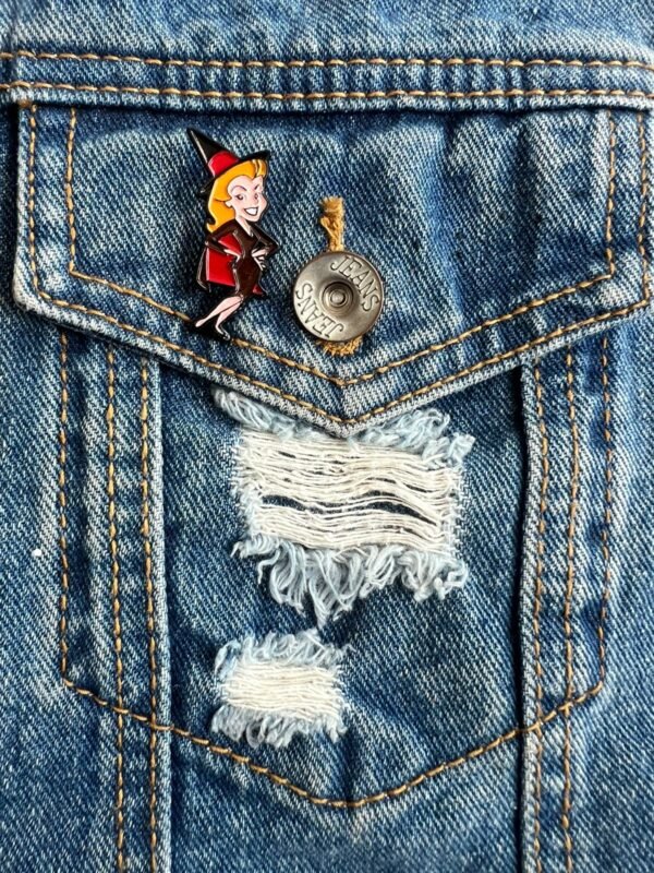 Pin esmaltado de Brujita